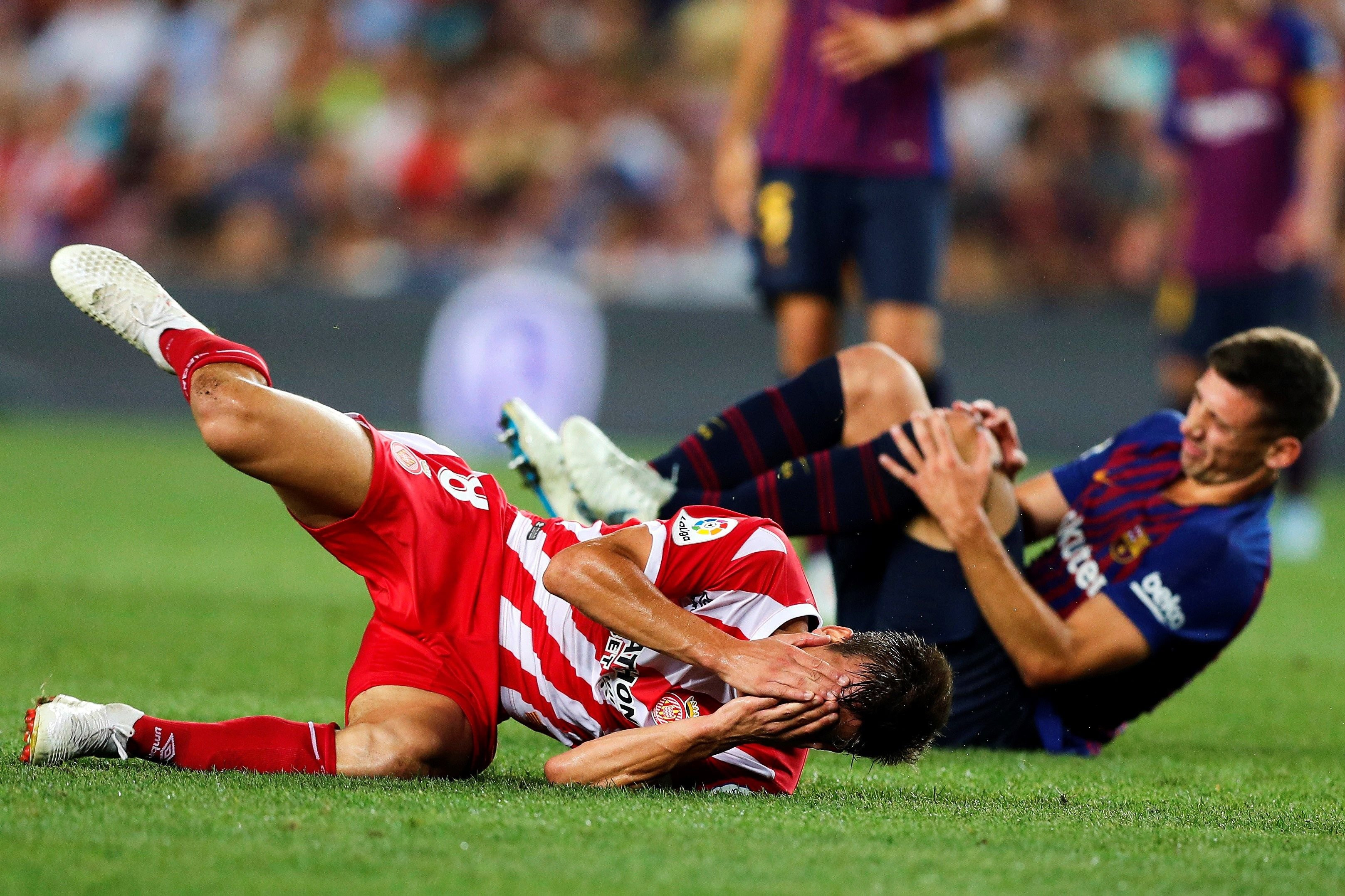 Lenglet y Pere Pons se duelen tras impactar en un lance del Barça-Girona que fue analizado por el VAR / EFE