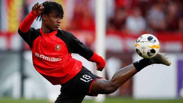 Eduardo Camavinga calienta con el Rennes / EFE