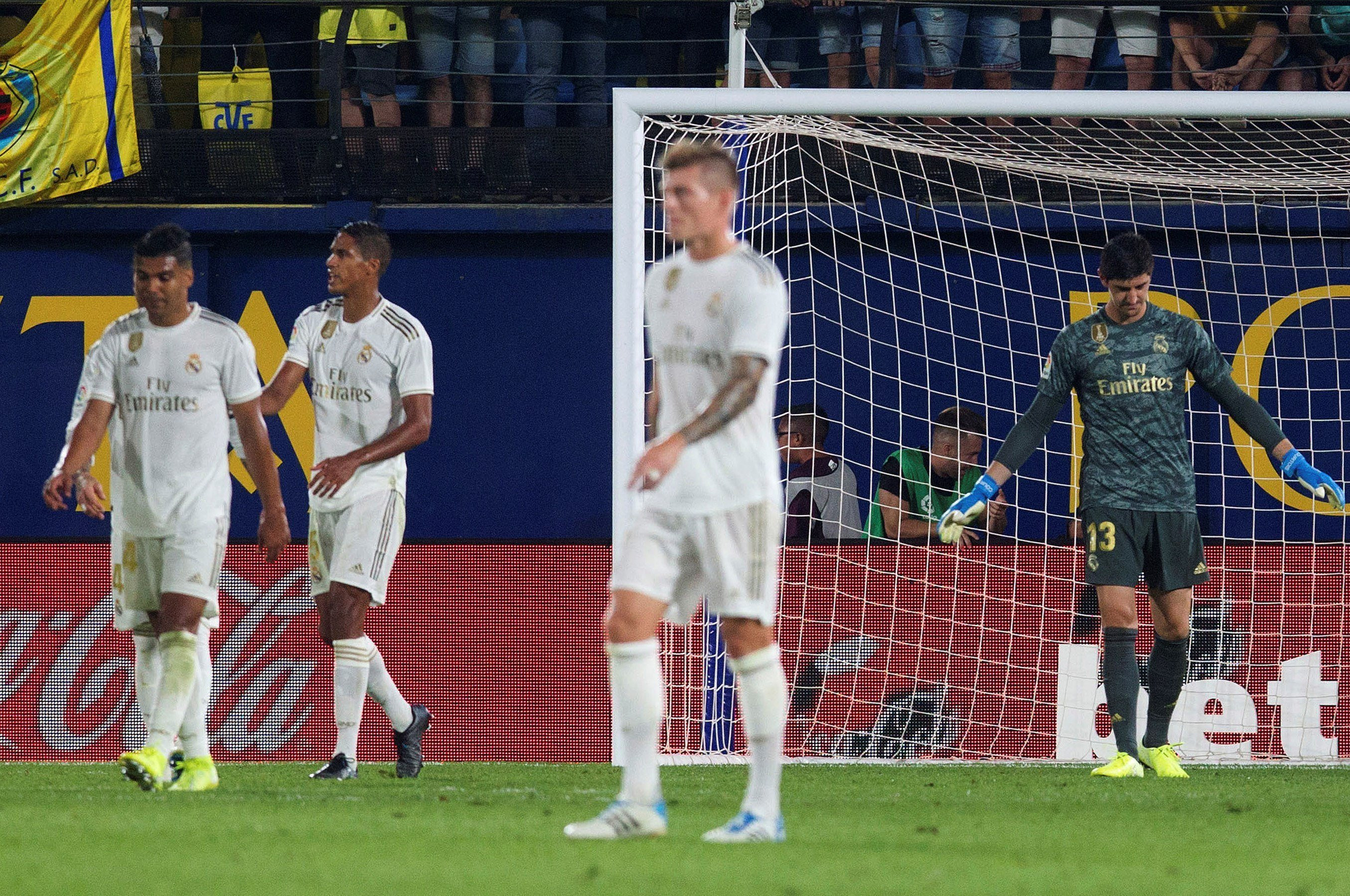 Los jugadores del Real Madrid lamentando el gol del Villarreal / EFE