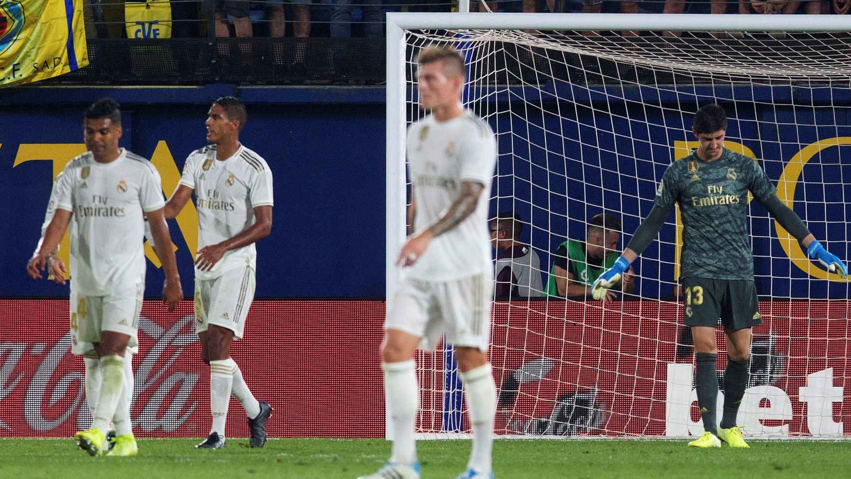 Los jugadores del Real Madrid lamentando el gol del Villarreal / EFE