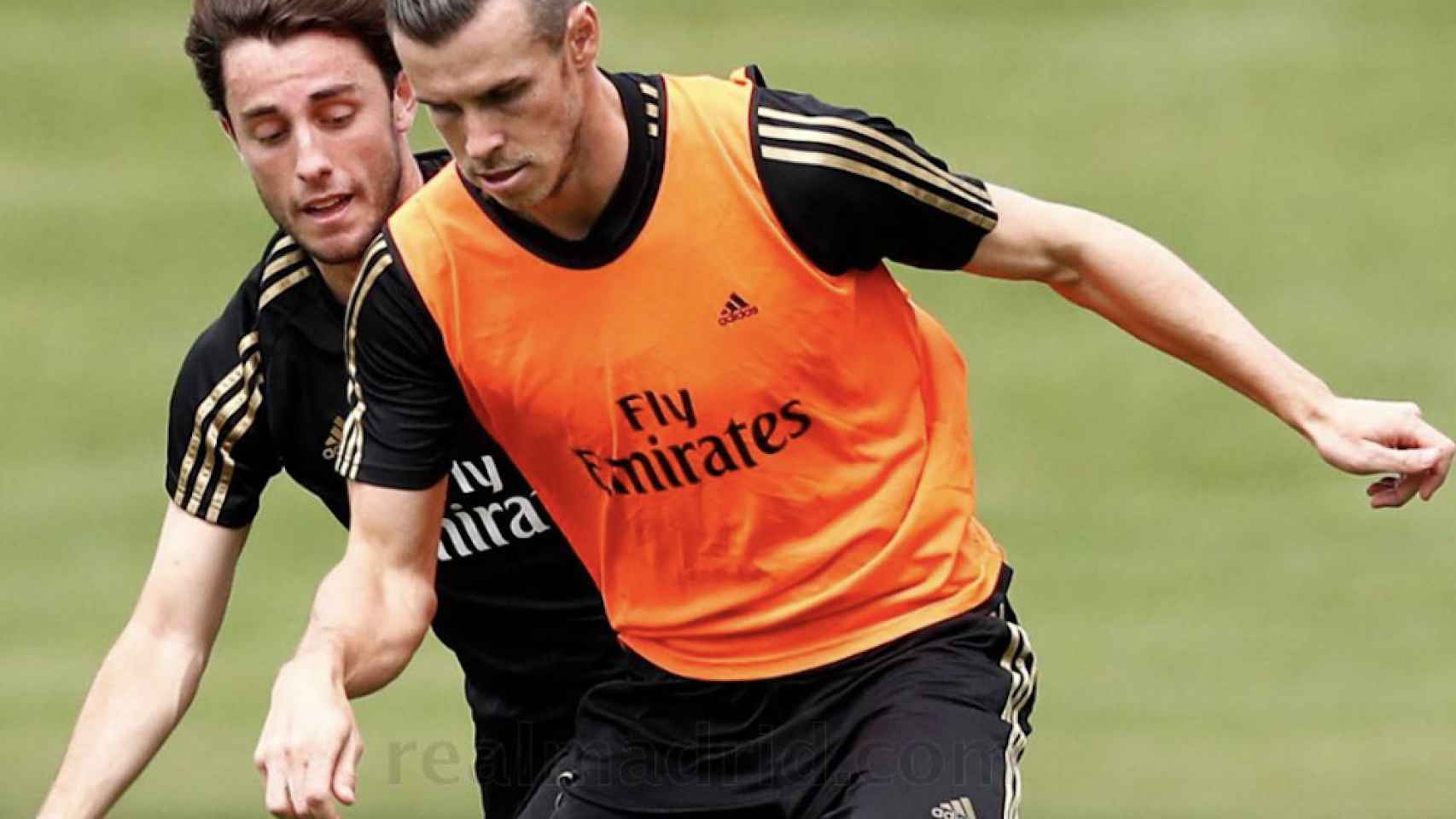 Una foto de Gareth Bale con Odriozola durante un entrenamiento del Real Madrid / RM