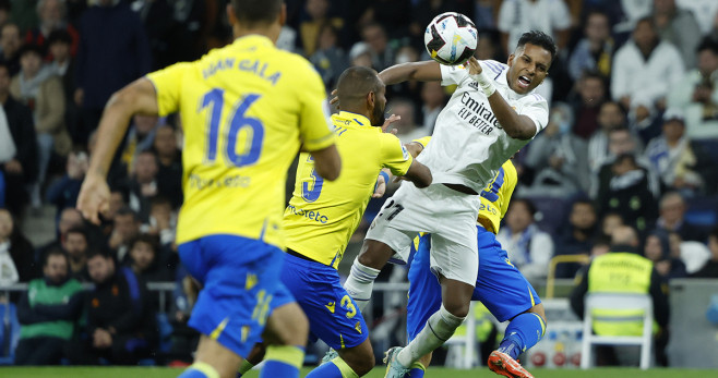 La disputa entre Rodrygo Goes y Fali, durante la victoria del Real Madrid en casa / EFE