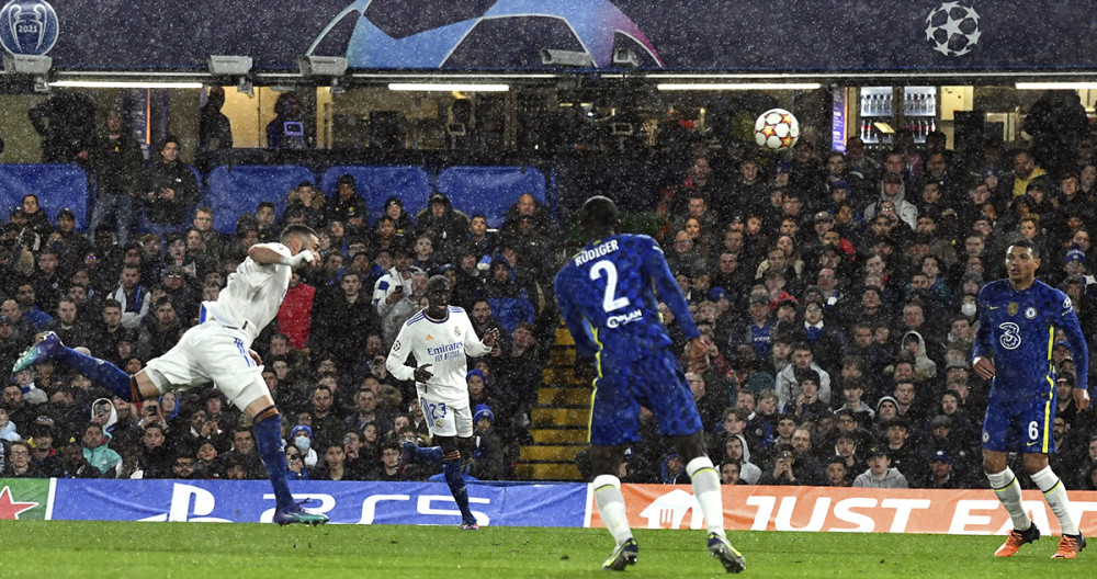 El cabezazo de Karim Benzema para abrir el marcador en el Chelsea Madrid / EFE