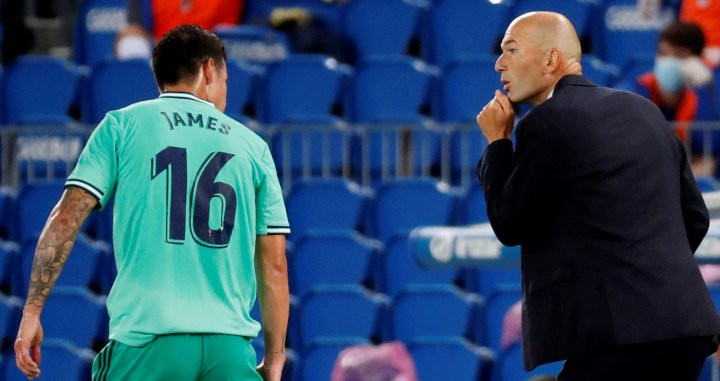 Zidane dando órdenes a James Rodríguez en Anoeta / EFE
