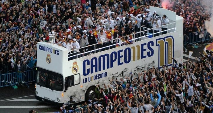 El Real Madrid, celebrando por las calles de la ciudad una Champions | EFE