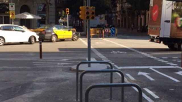 Fomentar la bici: El cruce de Consell de Cent y Sardenya con los nuevos aparcamientos para bicis y los tres postes de semáforos / CG