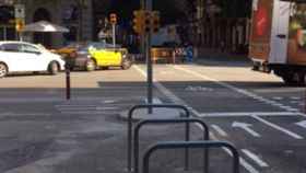 Fomentar la bici: El cruce de Consell de Cent y Sardenya con los nuevos aparcamientos para bicis y los tres postes de semáforos / CG