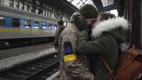 Un soldado ucraniano se despide de su pareja en Lviv antes de ir al frente / CAROL GUZY - EP