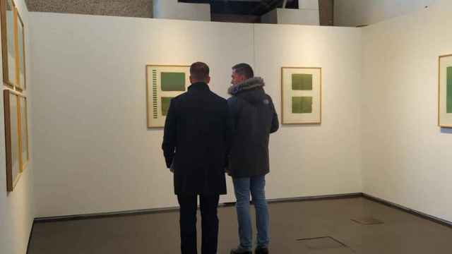 Dos personas visitando la exposición 'Paisajes que se bifurcan' / CCL BLANQUERNA
