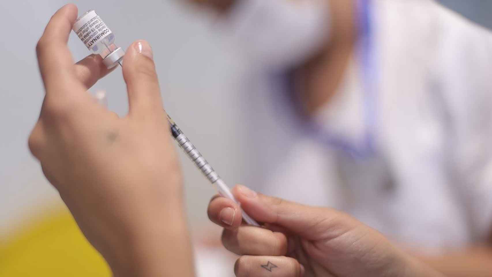 Una sanitaria recarga una dosis de la vacuna contra el Covid-19 / Eduardo Parra (EP)
