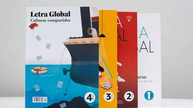 El cuarto volumen de la revista en papel de 'Letra Global', junto a los anteriores números / PABLO MIRANZO