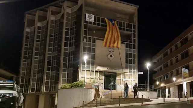 Retirada de la 'estelada' secesionista de la fachada del Ayuntamiento de Puig-reig (Barcelona) / @uniondebrigadas (TWITTER)
