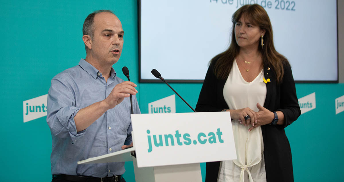 El secretario general de Junts per Catalunya (JxCat), Jordi Turull (i) y la presidenta del partido, Laura Borràs, han analizado el pacto con ERC, al que han lanzado un ultimátum / EUROPA PRESS