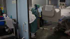 Una profesional de la limpieza en una habitación de la uci del Hospital Sant Pau durante la pandemia / EP