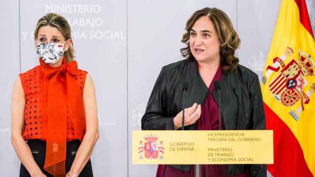 Ada Colau (d), alcaldesa de Barcelona, con Yolanda Díaz (i), vicepresidenta del Gobierno / EFE