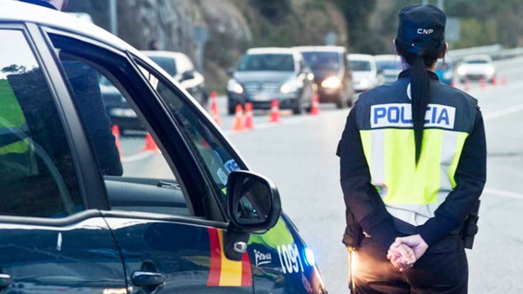 Una agente de la Policía Nacional en un control fronterizo en La Jonquera (Girona) / EFE