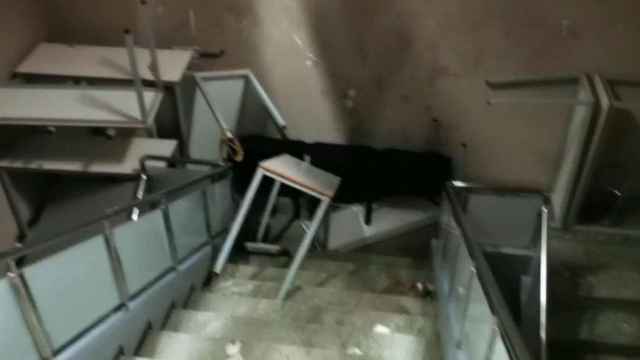 Mobiliario roto y tirado por las escaleras de la Universidad de Lleida durante el encierro de Pablo Hasél y sus seguidores