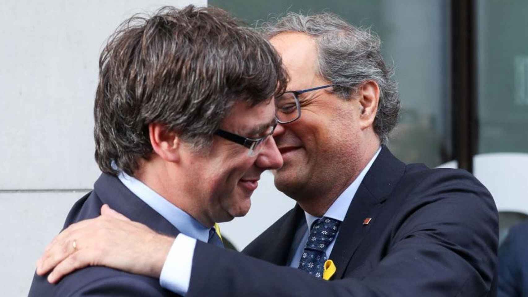Torra y Puigdemont se dan un abrazo / EFE