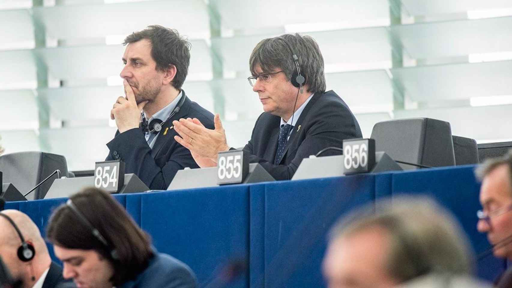 El 'exconseller' Toni Comín (i) y el expresidente de la Generalitat de Cataluña Carles Puigdemont (d) en el Parlamento Europeo / EP
