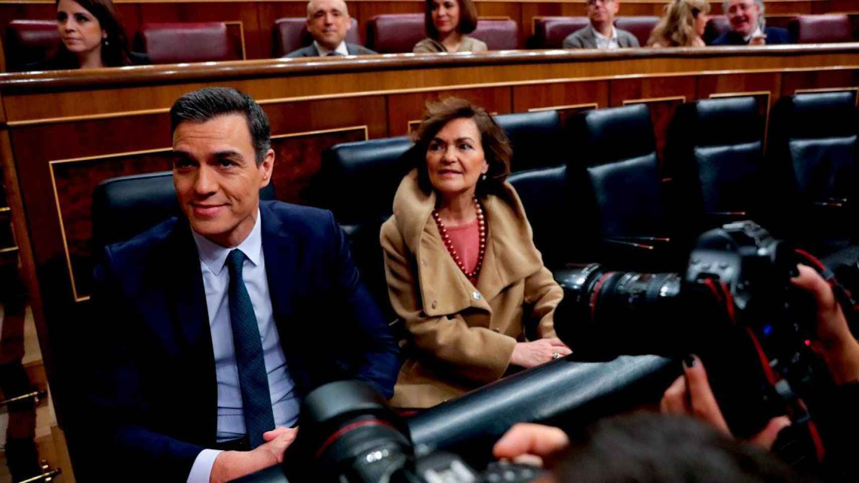 El candidato a la investidura, Pedro Sánchez, junto a la vicepresidenta en funciones, Carmen Calvo, en el Congreso / EUROPA PRESS