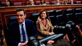 El candidato a la investidura, Pedro Sánchez, junto a la vicepresidenta en funciones, Carmen Calvo, en el Congreso / EUROPA PRESS