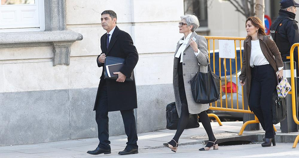 El exjefe de los Mossos d’Esquadra Josep Lluís Trapero llega al Tribunal Supremo, acompañado de su abogada, Olga Tubau (c) / EP