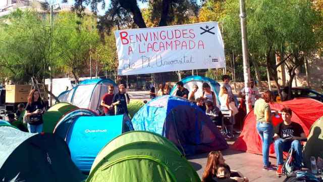 Centenares de estudiantes en las acampadas independentistas, en la imagen la de la plaza Universitat / EP