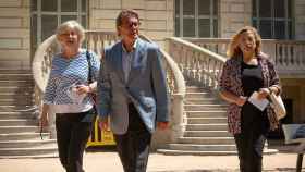 El expresidente de la Generalitat Artur Mas (c), la exvicepresidenta Joana Ortega (d) y la exconsejera Irene Rigau, que han eludido el embargo gracias a las donaciones de la Caja de Solidaridad / EFE