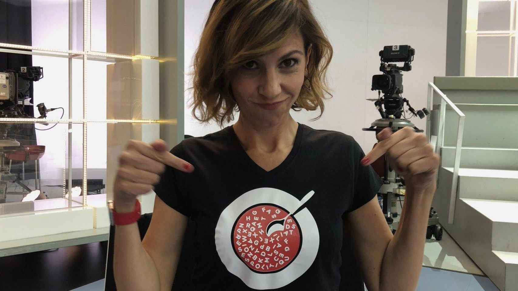 La presentadora de FAQs de TV3, Cristina Puig, con la camiseta que lució durante el programa de los 'Prisis Pilítiquis' / @FAQSTV3