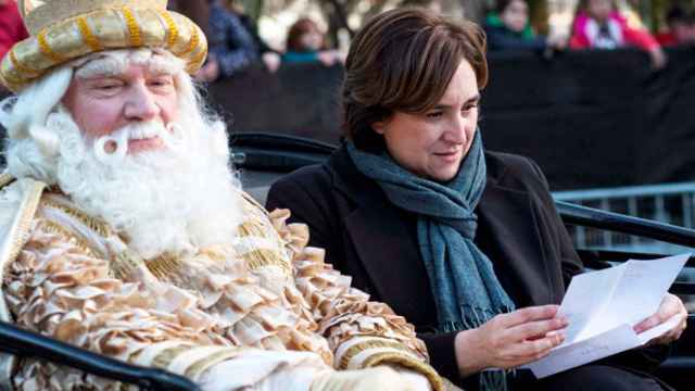 Ada Colau, alcaldesa de Barcelona (d), junto a uno de los reyes en la Cabalgata de Sus Mágicas Majestades / EFE