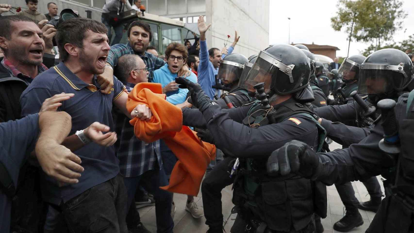 Imagen de la actuación policial el 1-O en el instituto de Sant Joan de Vilatorrada / EFE