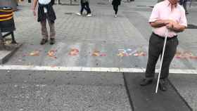 Lazos con los colores de la bandera de España pintados en el suelo de Paseo de Gràcia durante el 12-O / CRÓNICA GLOBAL