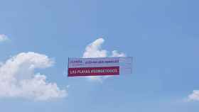 El mensaje de una avioneta sobre las playas de la Costa Daurada en el que España Ciudadana pide quitar los lazos amarillos / TWITTER