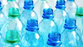 Una imagen de archivo de botellas de plástico