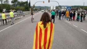 Una joven independentista en una protesta en una carretera de Cataluña / CG