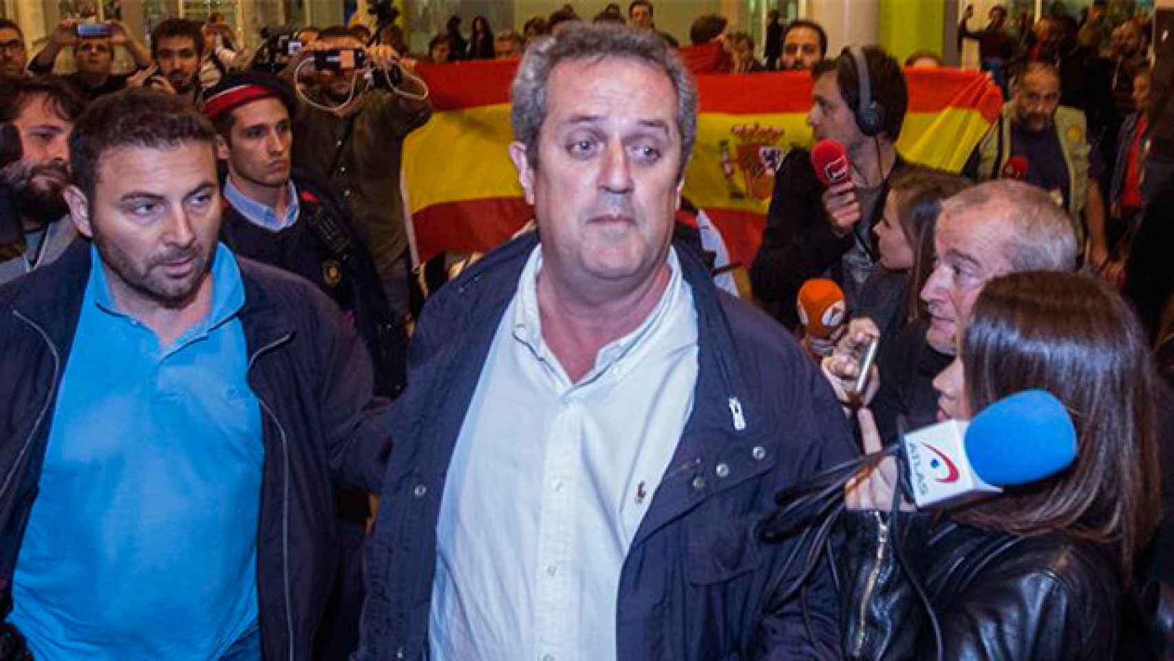 El exconseller de Interior Joaquim Forn (c), a su llegada esta noche al aeropuerto de Barcelona-El Prat procendente de Bruselas / EFE