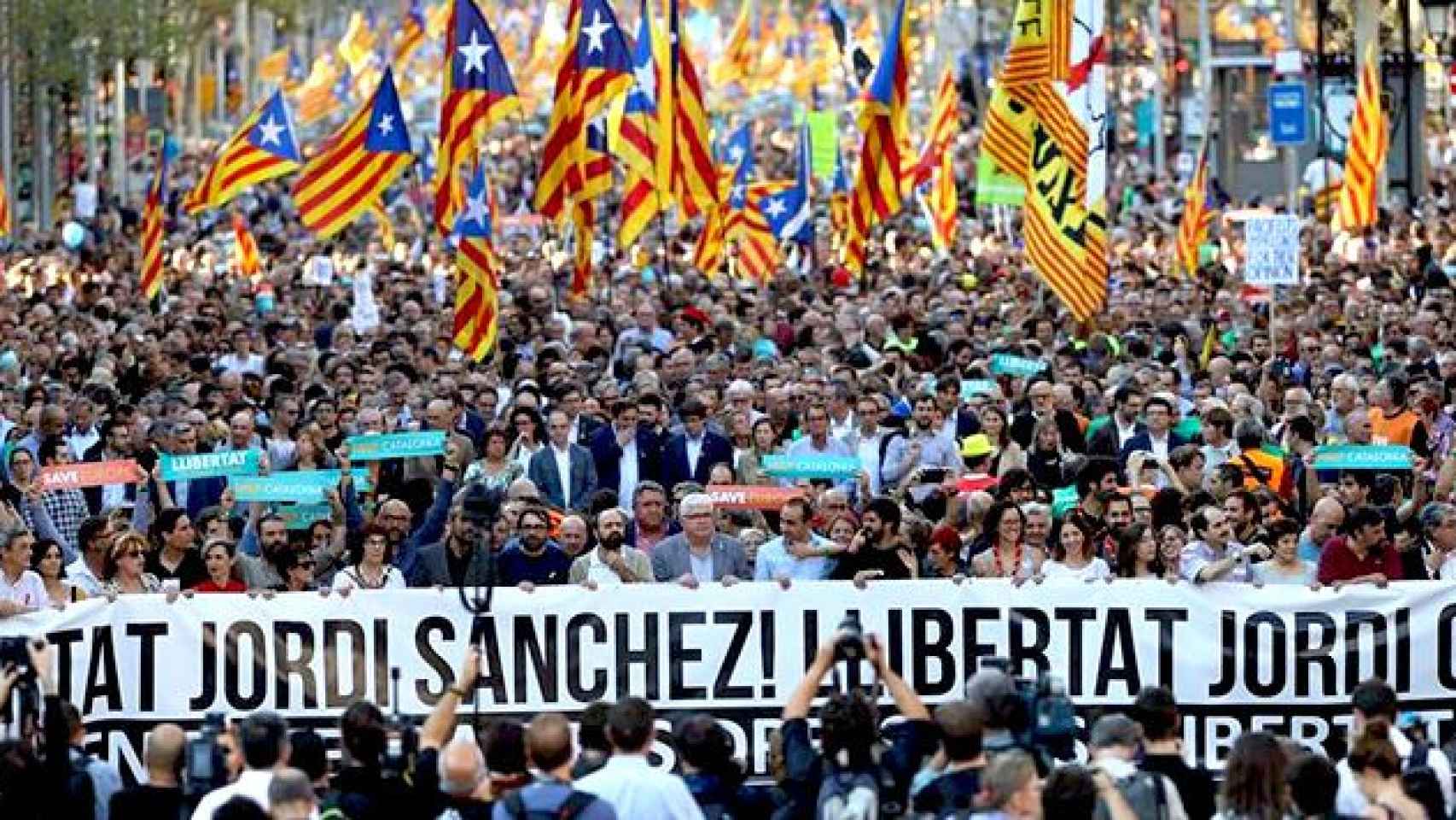 La última manifestación convocada por la Taula per la Democràcia en la que coincidieron sindicatos y organizaciones independentistas fue la marcha en defensa de los derechos y libertades de Catalunya del pasado 21 de octubre / EFE