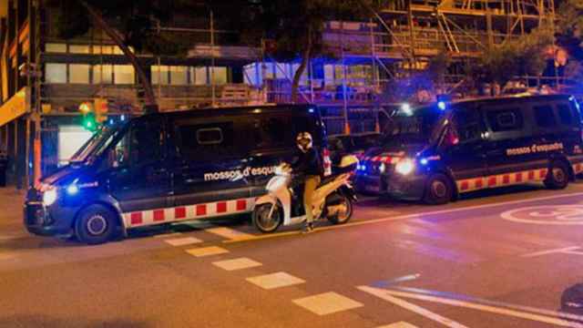 Agentes de los Mossos d'Esquadra delante de la sede de Cataluya Ràdio, tras ser atacada por pequeño grupo de manifestantes con banderas españolas / EFE