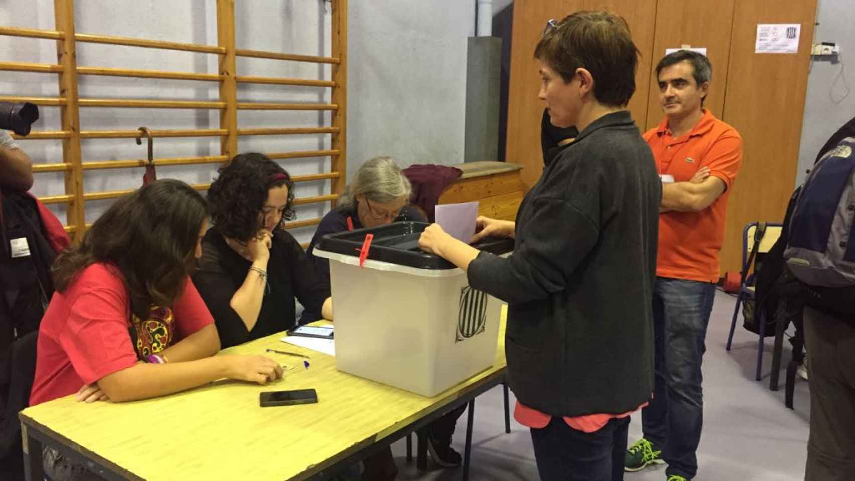 Los primeros ciudadanos votan en la Escola Reina Violant de Gràcia (Barcelona) / CG