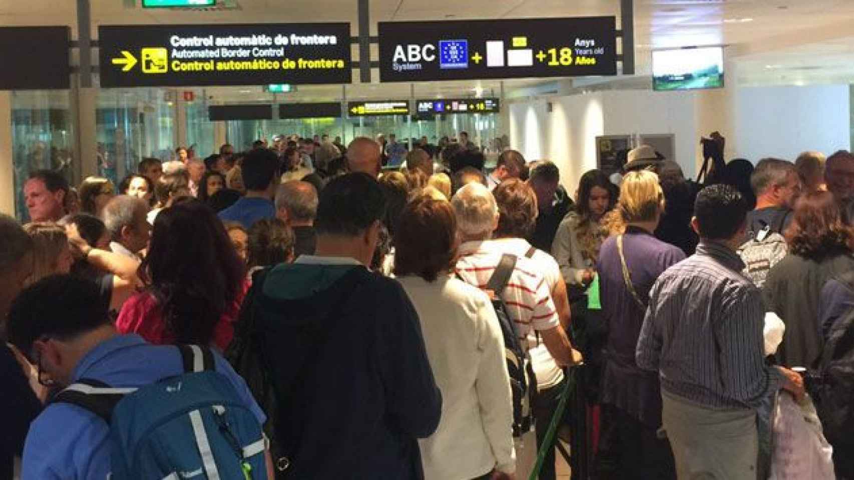 Pasajeros haciendo cola en el control de pasaportes de El Prat el domingo / CG