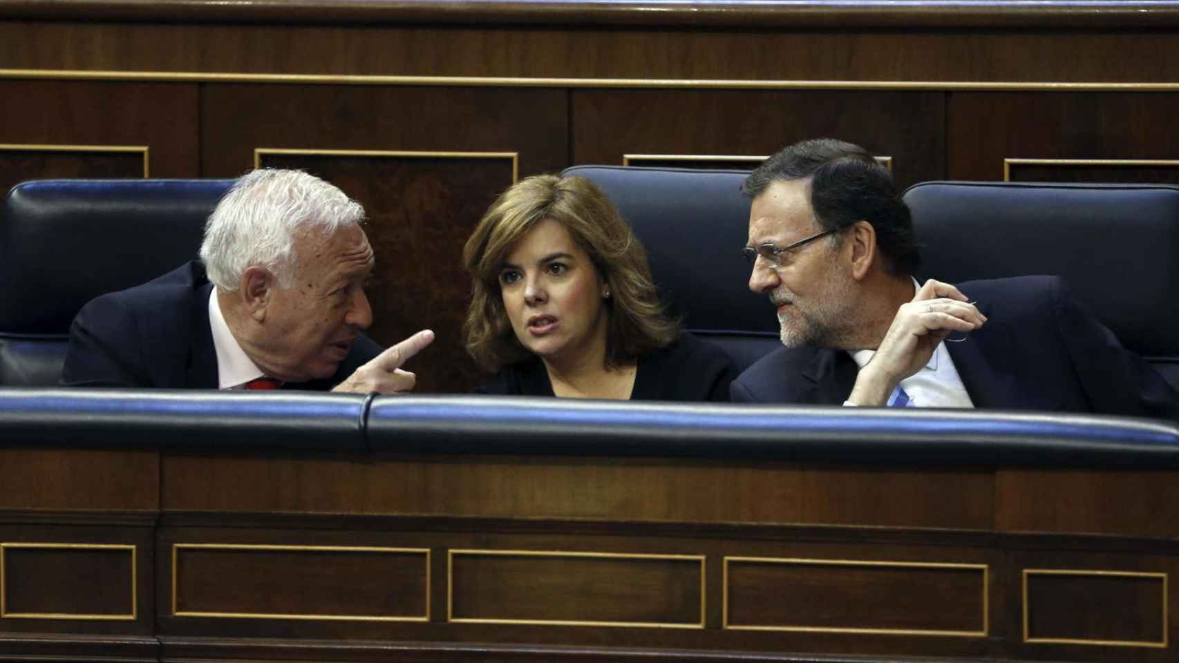 Soraya Sáenz de Santamaría entre José Manuel García Margallo y Mariano Rajoy en una foto de archivo / EFE