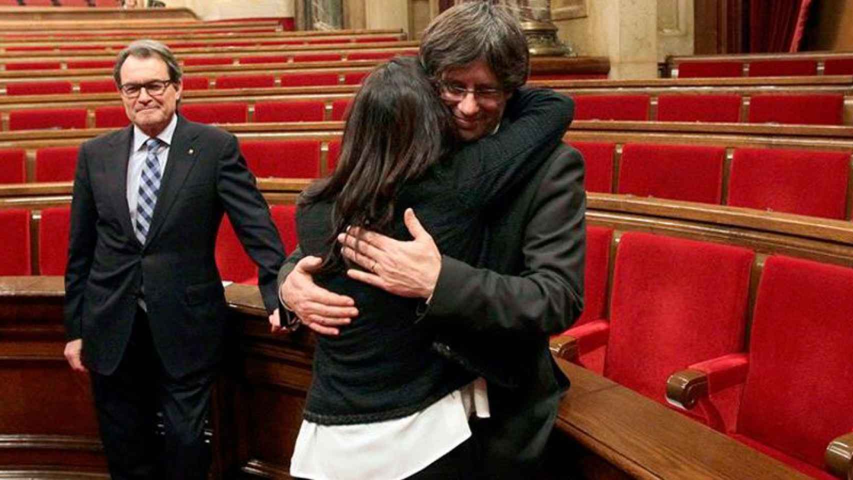 Artur Mas observaba el domingo pasado el abrazo de felicitación entre Carles Puigdemont y su esposa, Marcela Topor, tras ser investido presidente.
