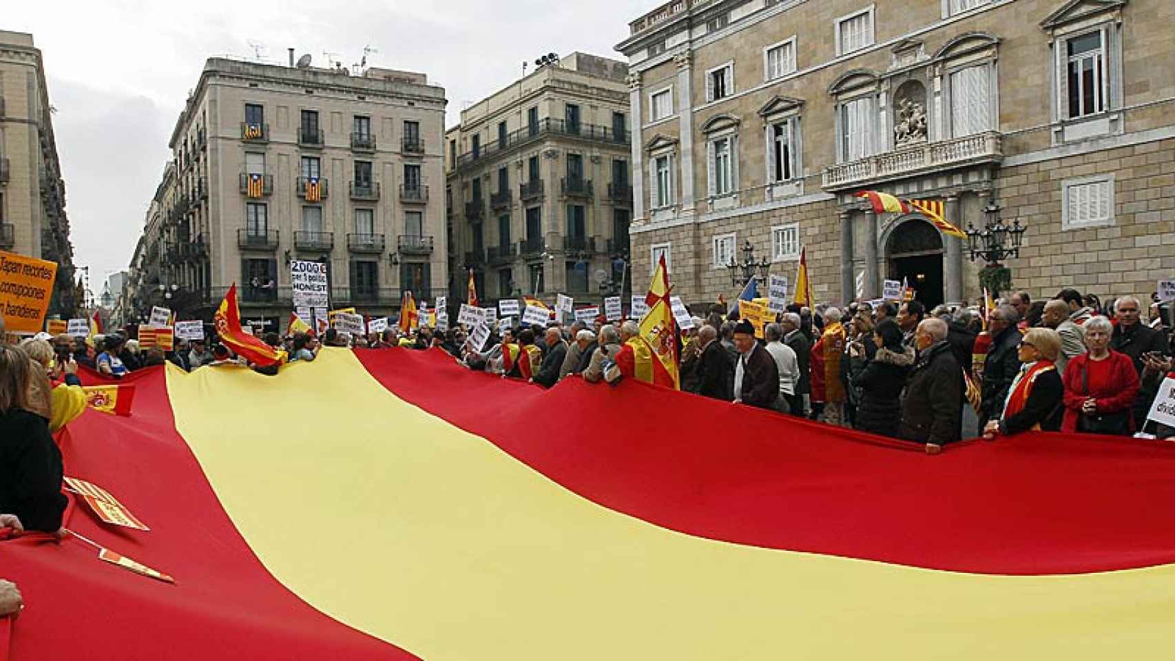 Convocados por Moviment Cívic d'Espanya i Catalans, los asistentes corean consignas contra Mas, Pujol y el proceso independentista