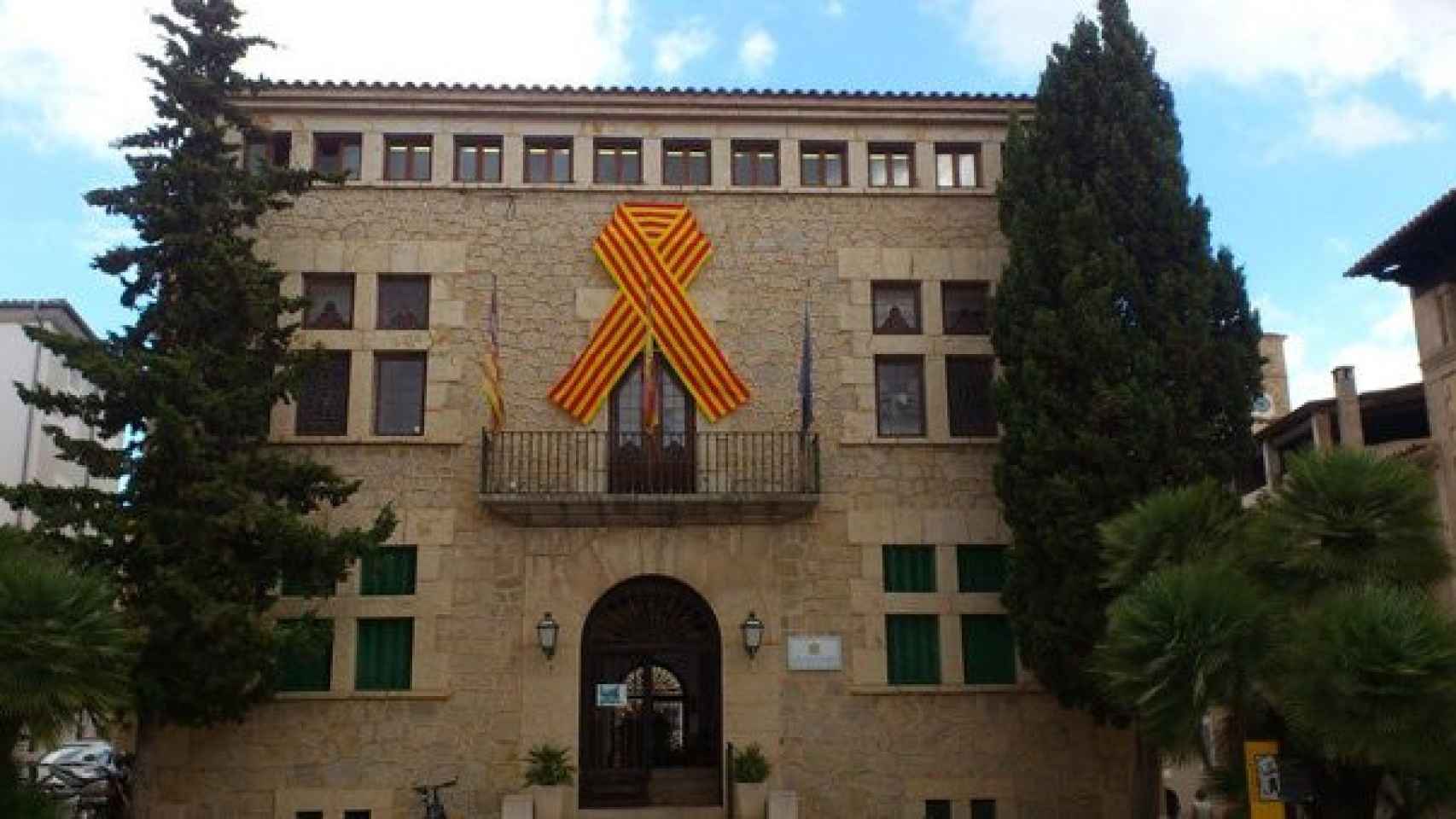 Lazo con la bandera de Cataluña en la fachada del Ayuntamiento de Artà (Mallorca)