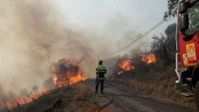 Fuego entre Cerbère y Banyuls-sur-Mer (Francia) en el que participan los Bombers de la Generalitat / @BOMBERSCAT