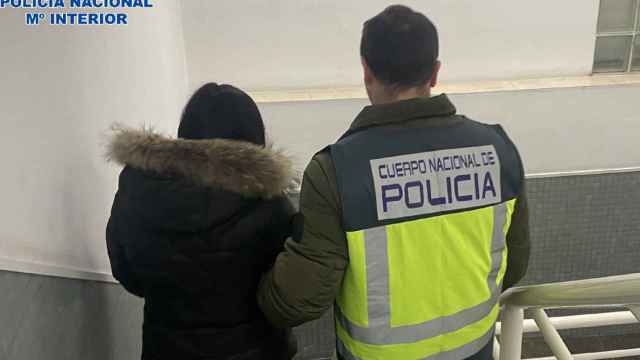 Un agente de la Policía Nacional con la narcotraficante internacional detenida en Figueres / CNP