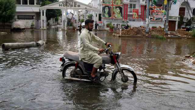 Las fuertes lluvias han dejado centenares de muertos en Pakistán, país que ha registrado inundaciones como las de la imagen en Karachi / EFE - EPA - REHAN KHAN