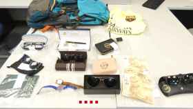 Varios de los objetos de valor recuperados durante el registro del domicilio de los cuatro detenidos por robar en parkings de restaurantes de Barcelona / MOSSOS