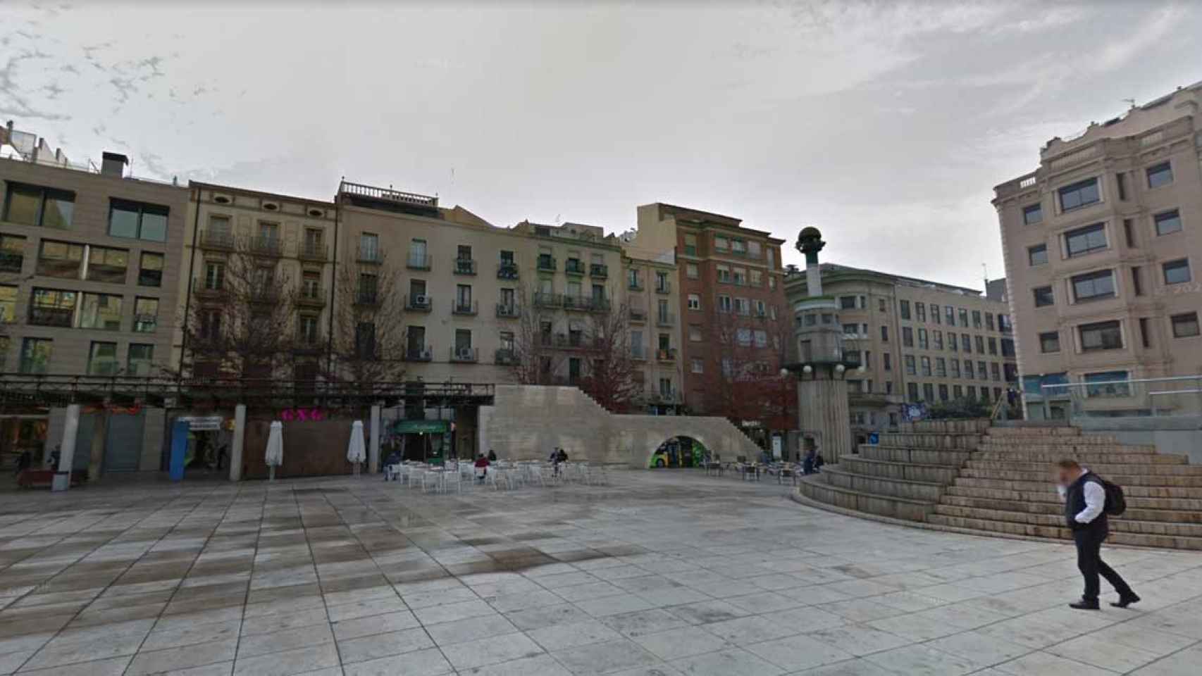 La mujer, víctima de una brutal paliza por parte de su pareja, logró escapar y pedir ayuda en la plaza Sant Joan de Lleida / GOOGLE STREET VIEW
