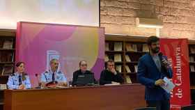 Gerard Esteva, micrófono en mano, en el acto de Barcelona Futur sobre los narcopisos del Raval / SARA CID - CG